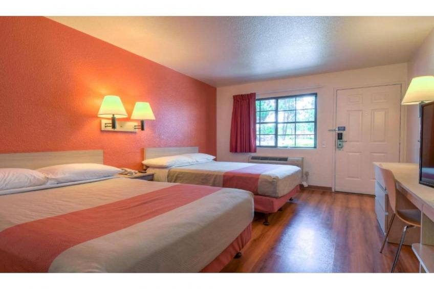 2 Full Beds  Newly Redesigned Non-Smoking - foto 16