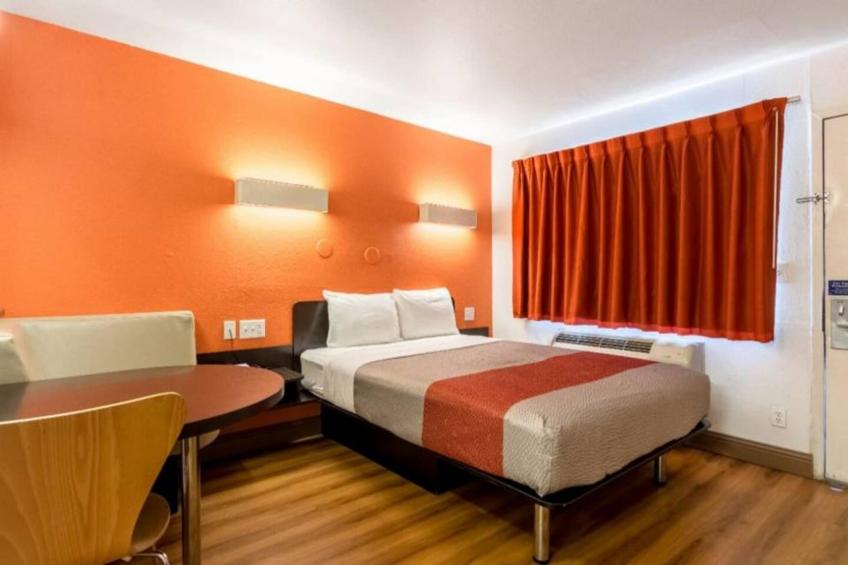 1 King Bed  Mobility Accessible RI Shower Nsmk - foto 10