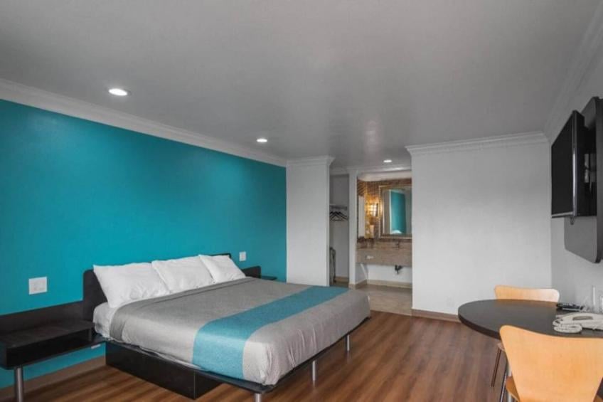 1 King Bed  Non-Smoking Micfridge - foto 17