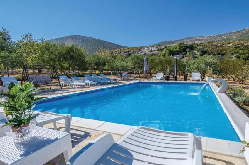 Exclusive Elegant Villa with Pool in Kastel Novi - Seven Bedroom Villa with Pool - foto 28