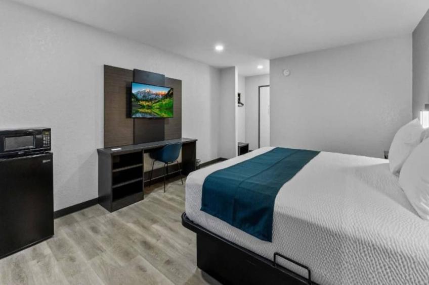 1 Queen Bed  Suite Non-Smoking Sofa-Bed - foto 7