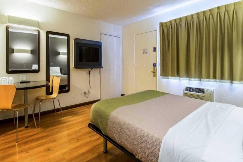 1 King Bed  Non-Smoking Kitchen - foto 14