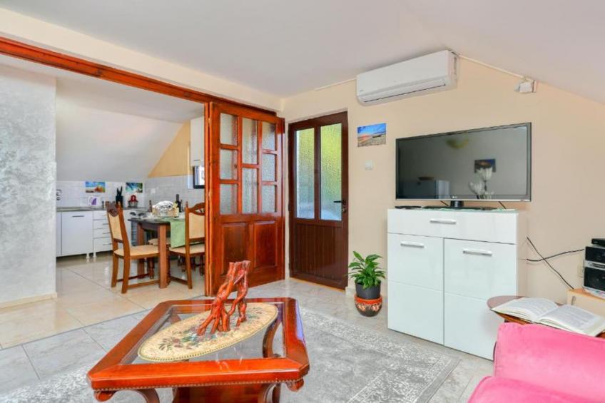 Charming Kotor Bay Retreat Just Steps from the Beach - Two Bedroom Apartment With Sea View - foto 5