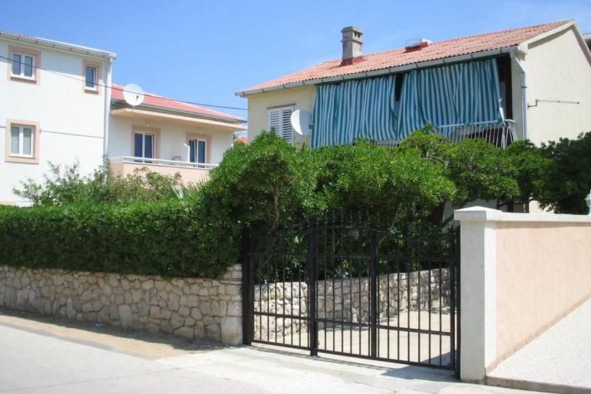 Große Ferienwohnung in Pag mit Privater Terrasse