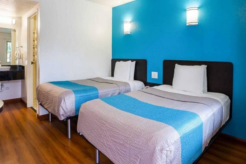 1 King Bed  Non-Smoking Micfridge - foto 11