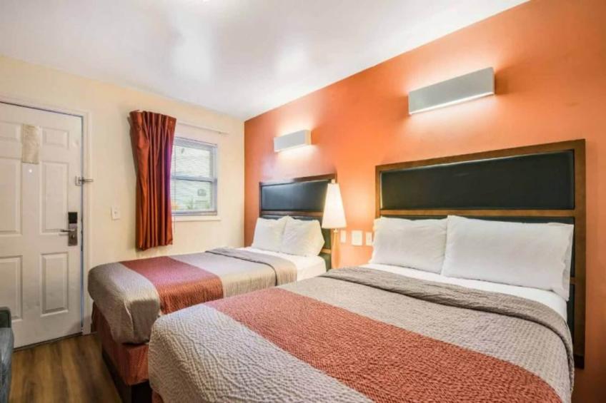 2 Full Beds  Non-Smoking