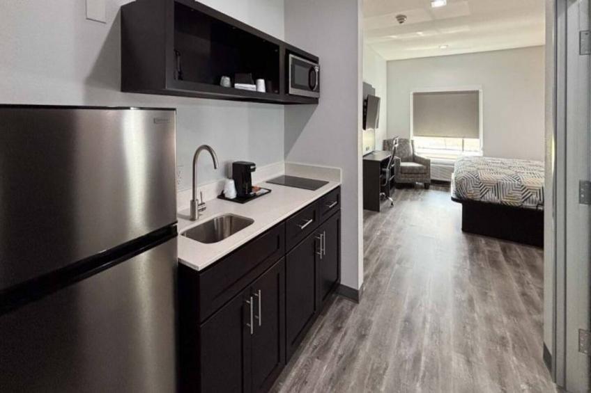 1 King Bed  Non-Smoking Kitchen - foto 8