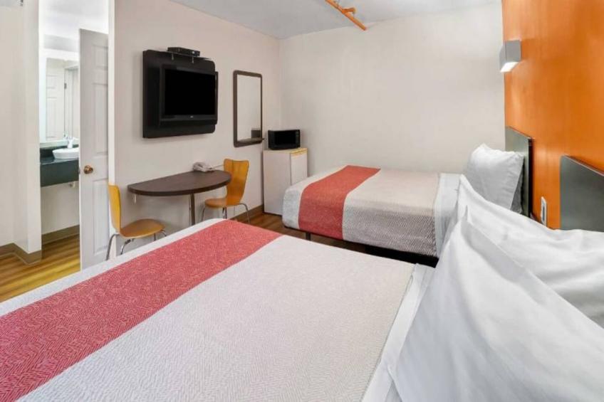 2 Queen Beds  Non-Smoking Micfridge - foto 13