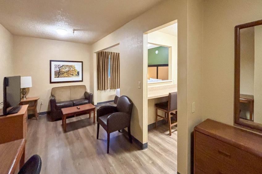 1 Queen Bed | Non-Smoking, Micfridge, Sofa-Bed - foto 45