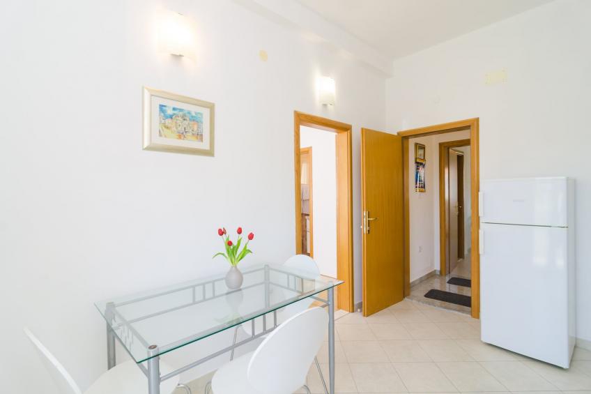 Apartments & Rooms Barišić - Studio Apartment with Balcony and Garden View (First Floor)-APT 2 - foto 4