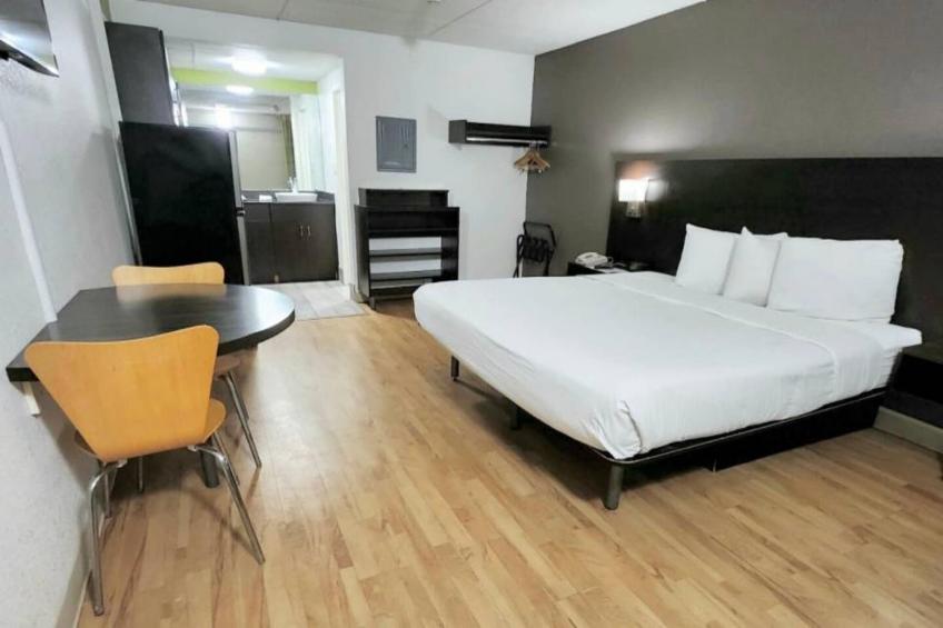 1 King Bed  Non-Smoking Kitchen - foto 7