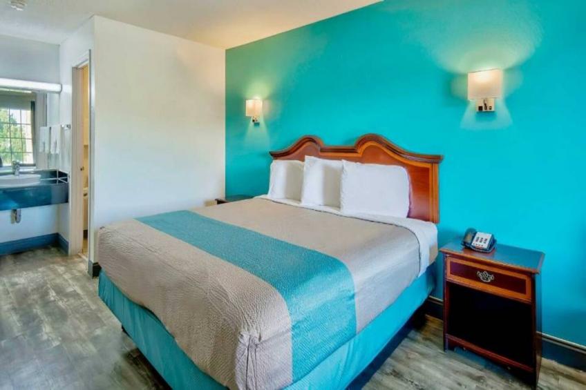 1 King Bed  Non-Smoking Micfridge - foto 5