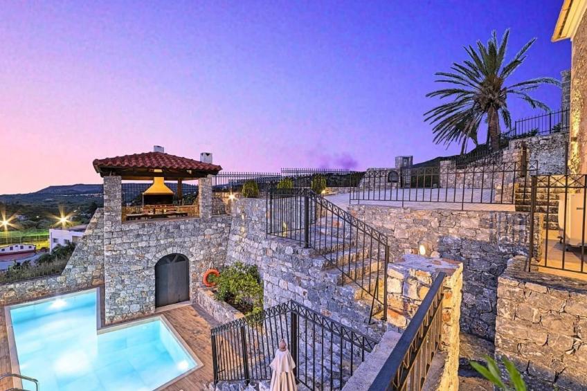 "Acrothea Villa Beheizter Pool"