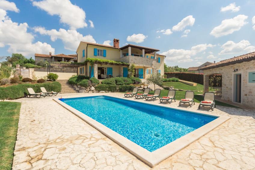 Villa mit Pool, Garten und Sommerküche