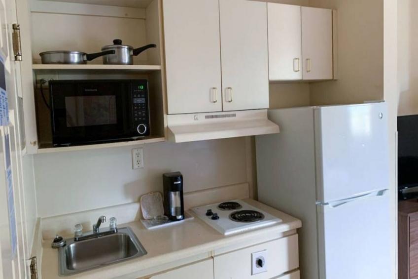 1 Queen Bed  ADA/RI Shower/Smoking/Kitchen - foto 8