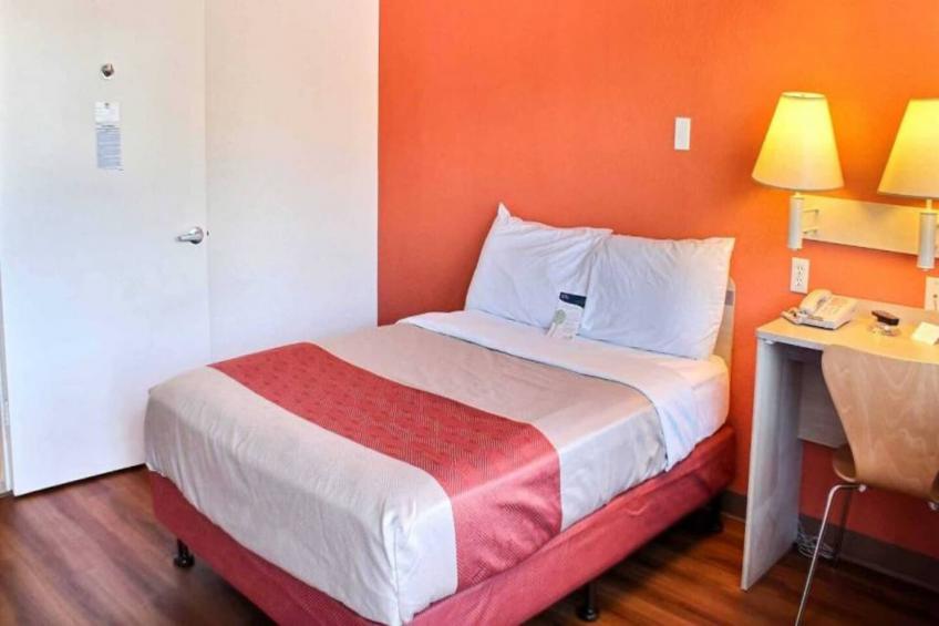 1 Full Bed  ADA/RI Shower/Micfridge - foto 6