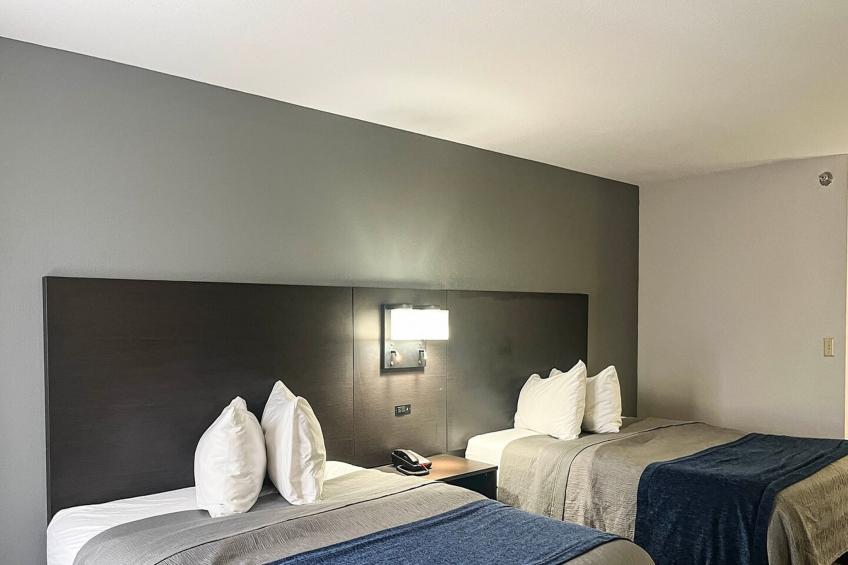 2 Queen Beds | Non-Smoking, Micfridge - foto 11