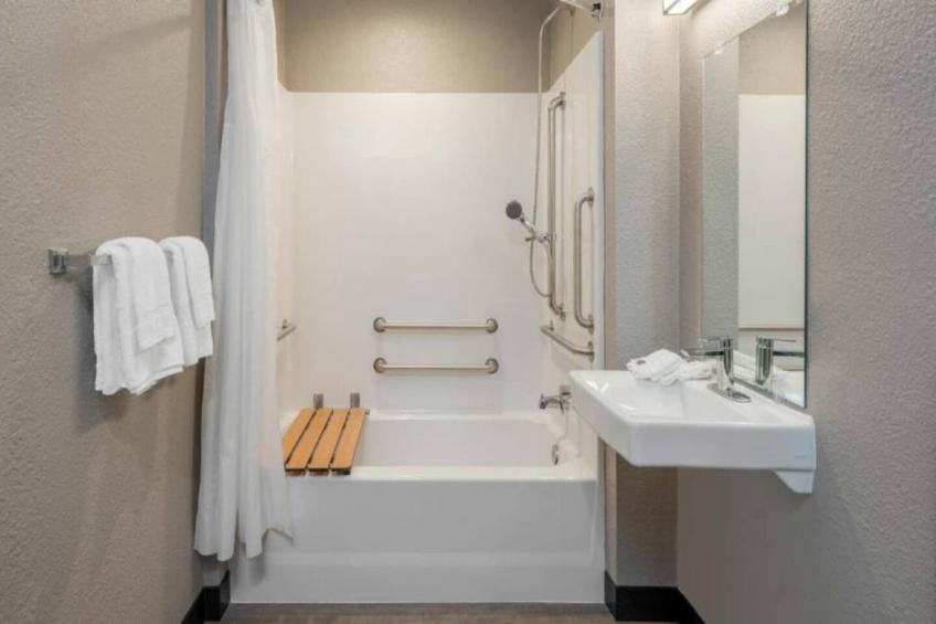 1 Queen Bed  ADA/RI Shower/Mini Fridge - foto 15
