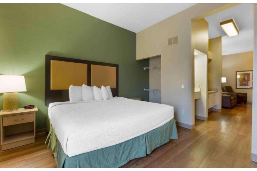 1 King Bed  Hearing Accessible Kitchen - foto 11