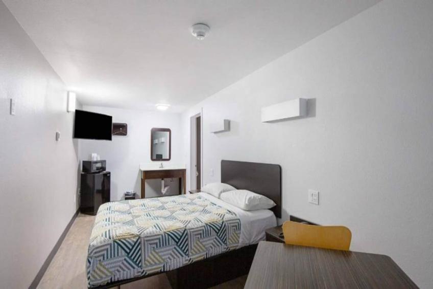 1 King Bed  Non-Smoking Micfridge - foto 6