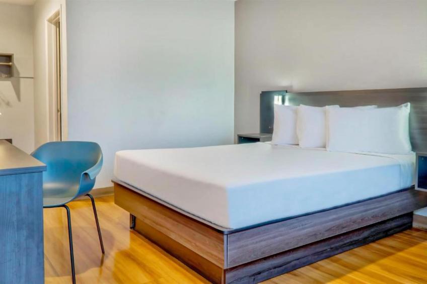 1 Queen Bed  Mini Fridge - foto 10