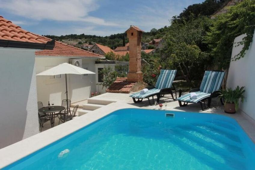 Holiday House Pine Tree - Three Bedroom Holiday Home with Pool