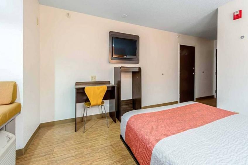 1 Queen Bed  Mobility Accessible Tub Nsmk - foto 8