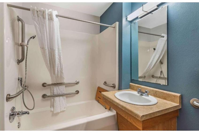 1 King Bed | Hearing Accessible, Kitchen - foto 21