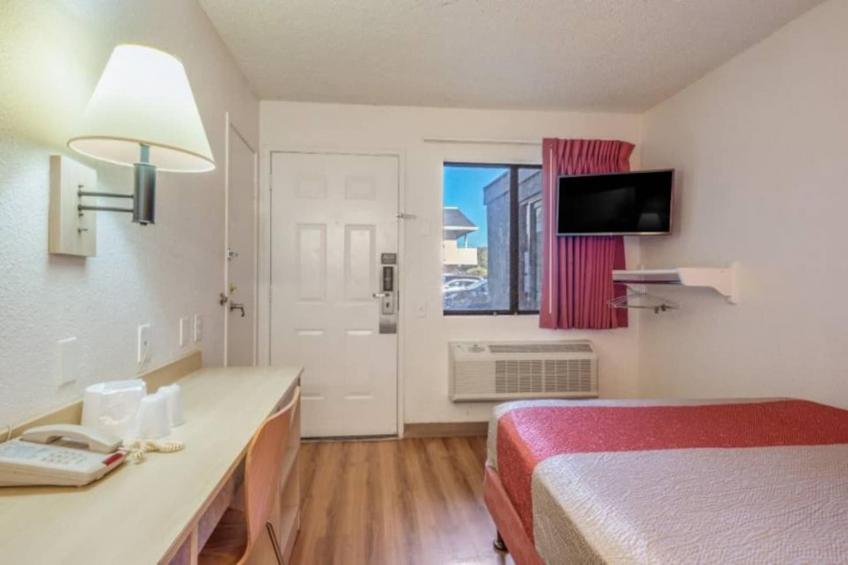 1 Queen Bed  ADA/RI Shower - foto 9
