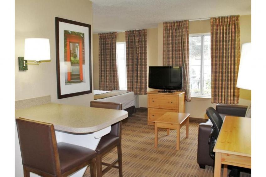 1 Queen Bed  ADA\/RI Shower\/Non-Smoking\/Kitchen - foto 32