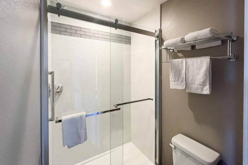 1 King Bed  Non-Smoking Hot Tub - foto 10