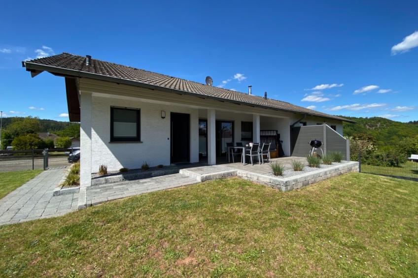 mit Garten, Grill und Terrasse