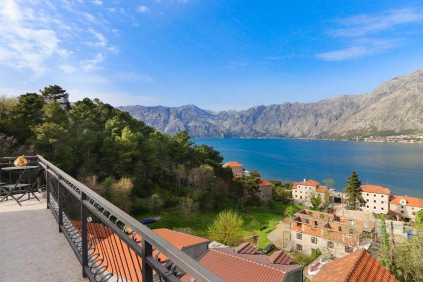 Charming Kotor Bay Retreat Just Steps from the Beach - Two Bedroom Apartment With Sea View - foto 15
