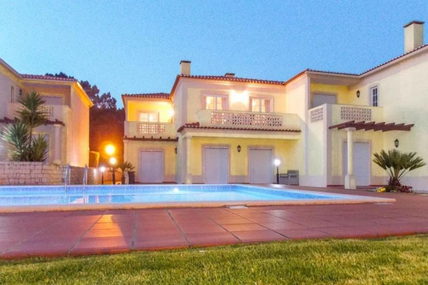 Golf, Pinienwald mit Pool