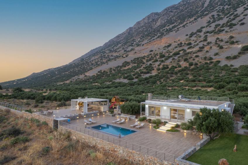 Villa mit Grillplatz und privatem beheiztem Pool