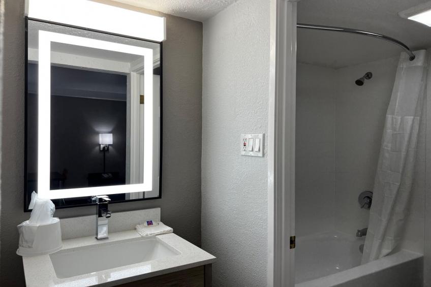 1 King Bed | Non-Smoking, Micfridge - foto 25