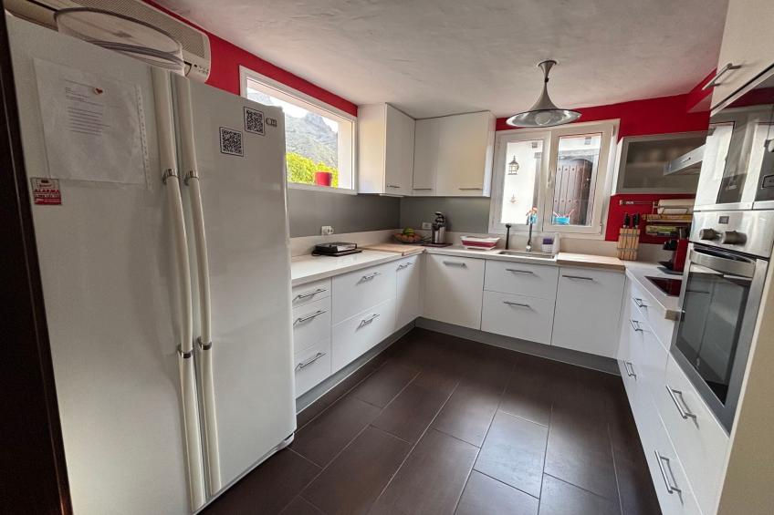 Haus mit beheiztem Schwimmbad, Berg- und Meerblick - foto 29