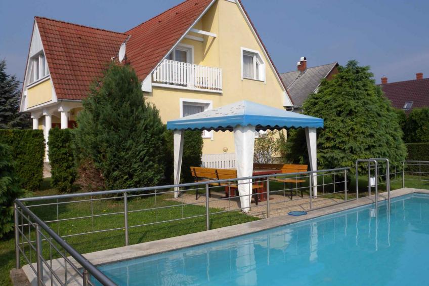 Holiday apartment with gazebo and pool - BF-8R6B