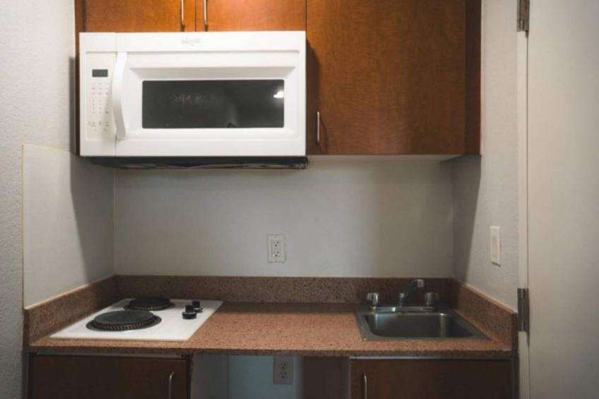 1 Queen Bed  Mobil Access Tub Nsmk Kitchen - foto 15