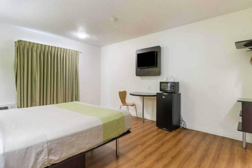 1 King Bed  Non-Smoking Micfridge - foto 7