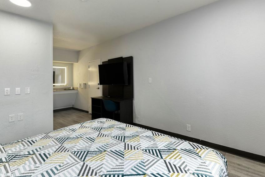 1 Queen Bed  Mobil Access Tub Nsmk Kitchen - foto 8