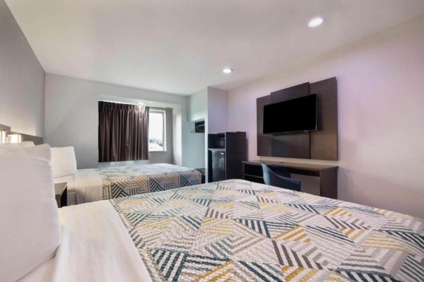 2 Queen Beds  Suite Nsmk Micfridge