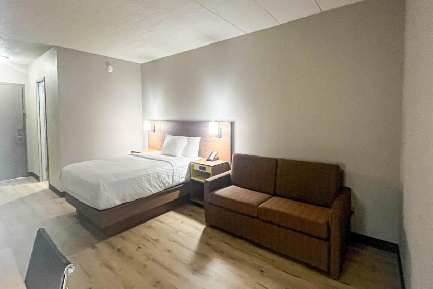 1 King Bed  Non-Smoking Micfridge Sofa-Bed - foto 21