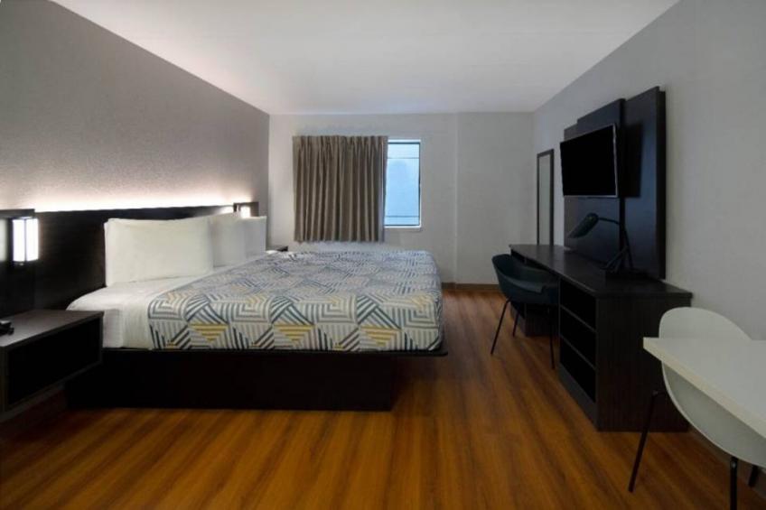 1 Full Bed  ADA/RI Shower - foto 2