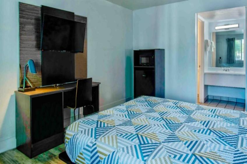 1 Queen Bed  Non-Smoking Micfridge - foto 5