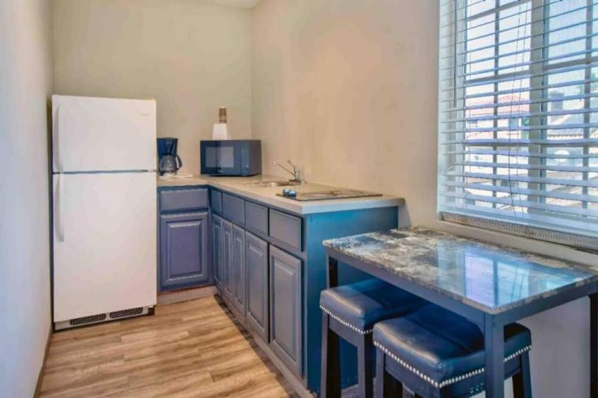 1 King Bed  Non-Smoking Kitchen - foto 3