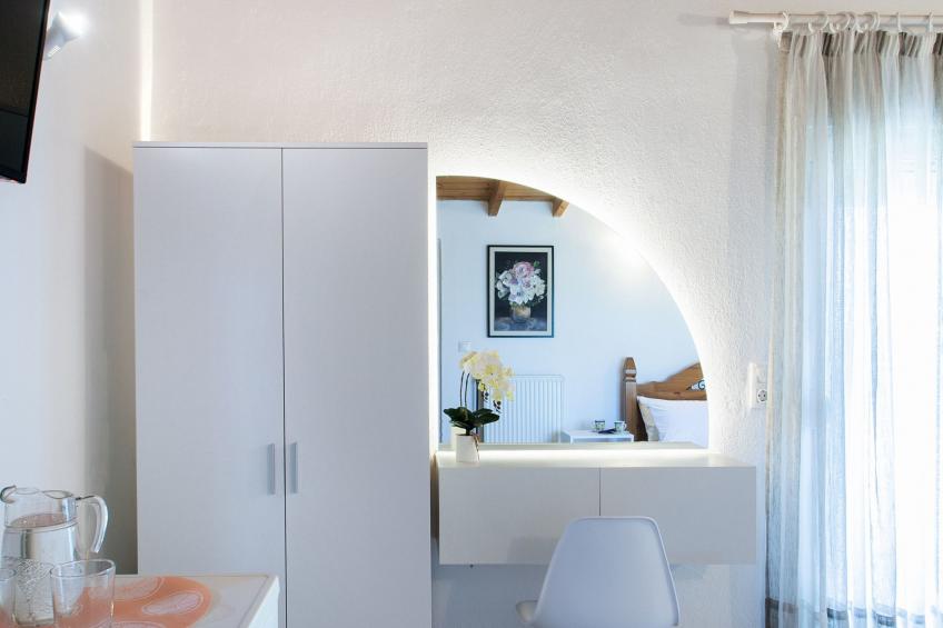 Berge und die ikonische Landebahn des Flughafens Skiathos - foto 3