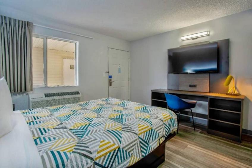 1 Queen Bed  Micfridge - foto 10