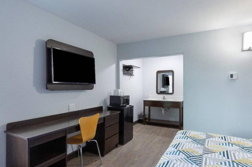 1 King Bed  Non-Smoking Micfridge - foto 16