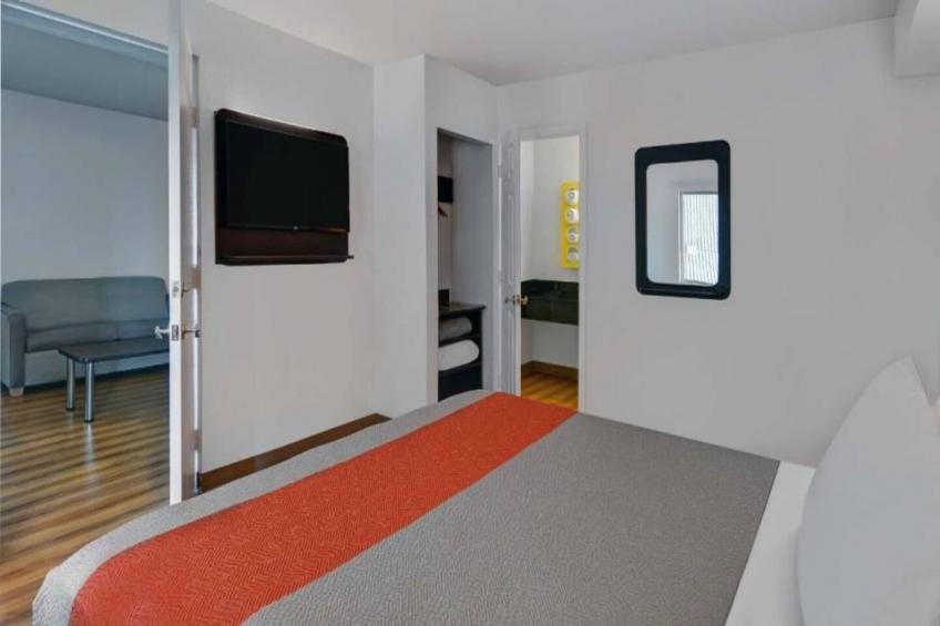 1 King Bed  Premium Micfridge - foto 8